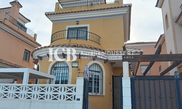 Casa independiente - Reventa - Los Montesinos -
                La Herrada