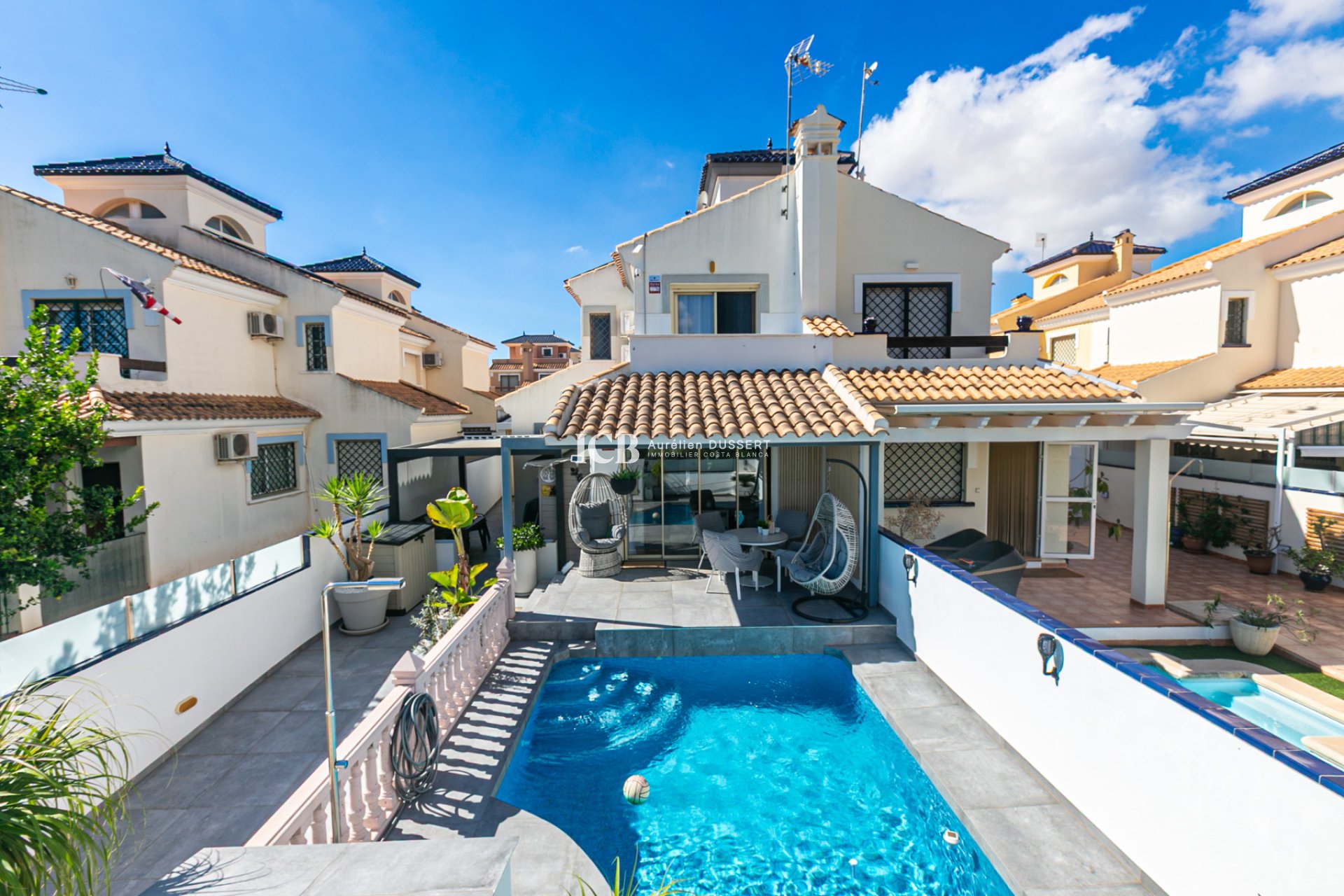 Resale - Townhouse -
Mil Palmeras