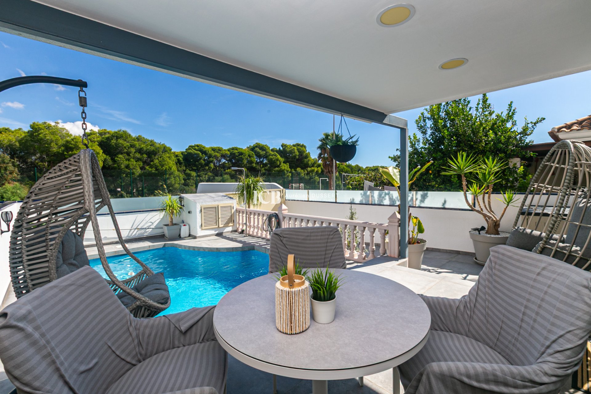 Resale - Townhouse -
Mil Palmeras