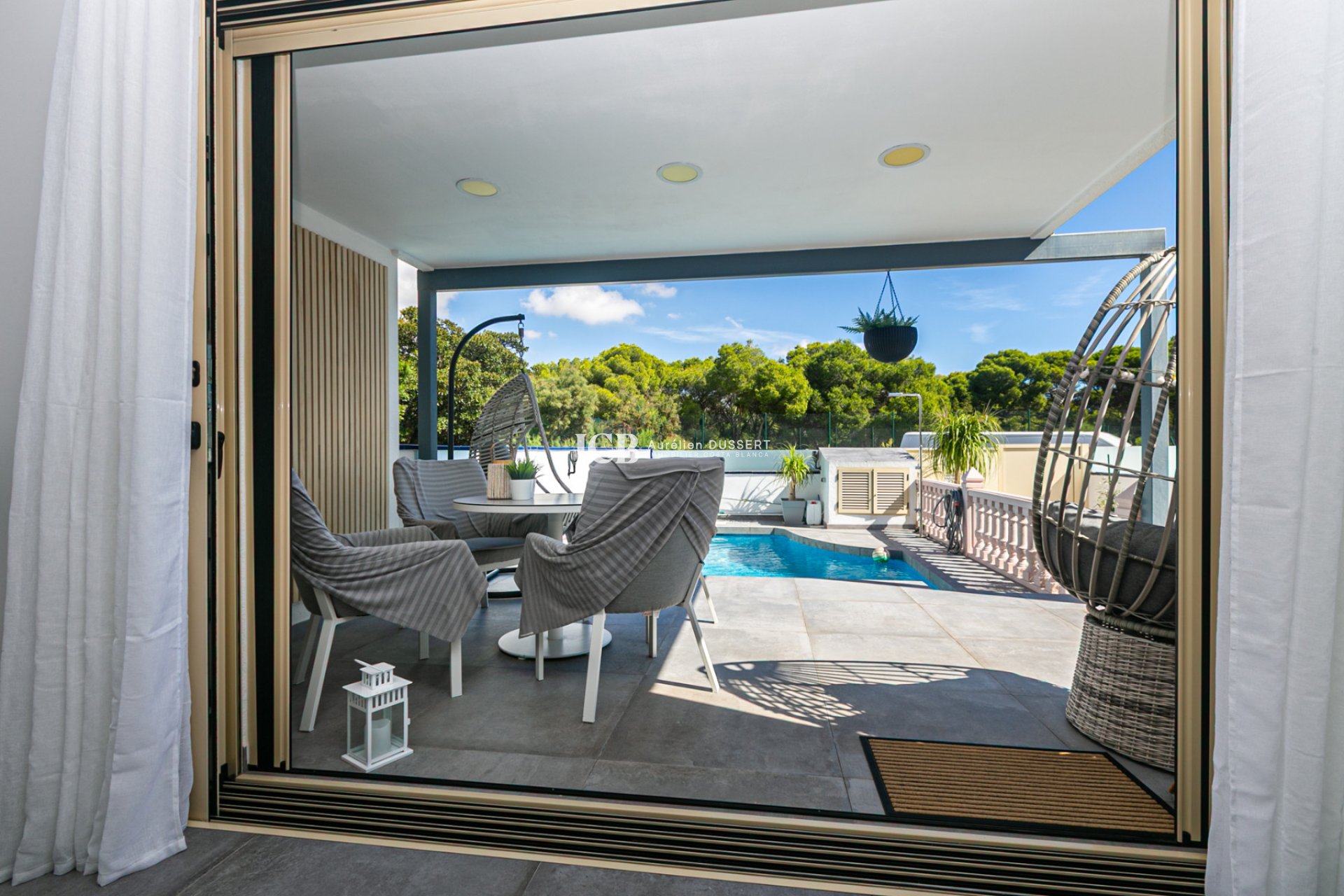 Resale - Townhouse -
Mil Palmeras