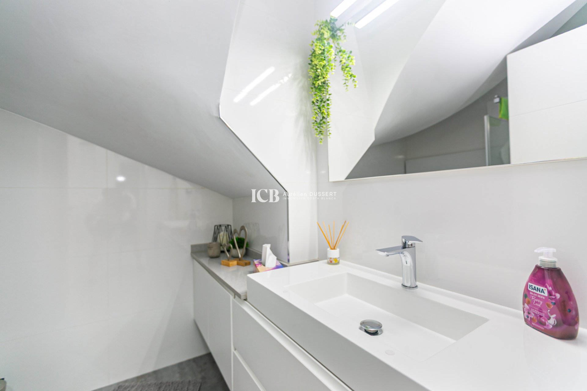 Resale - Townhouse -
Mil Palmeras