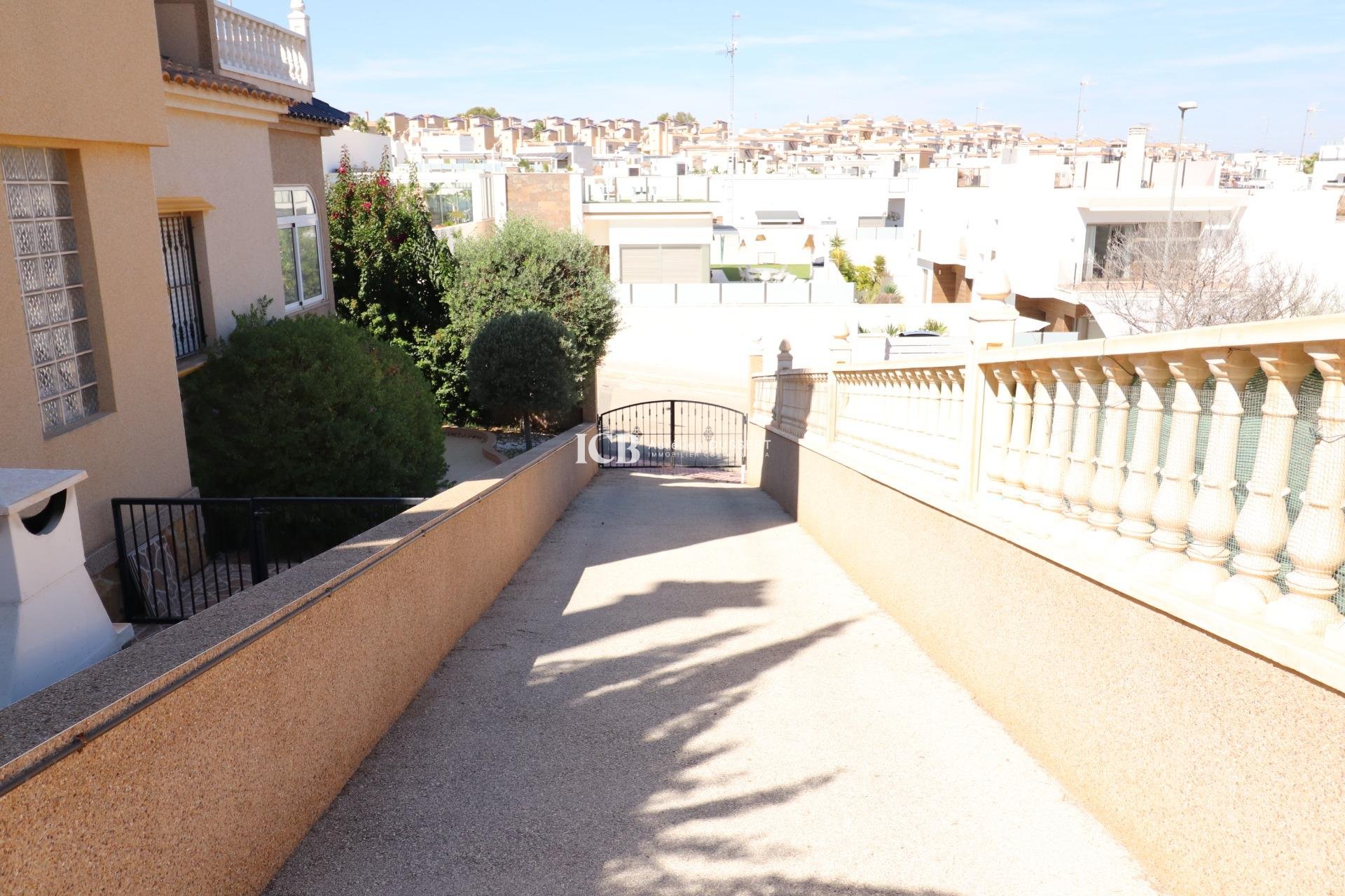 Resale - Townhouse -
Orihuela Costa - PAU 26