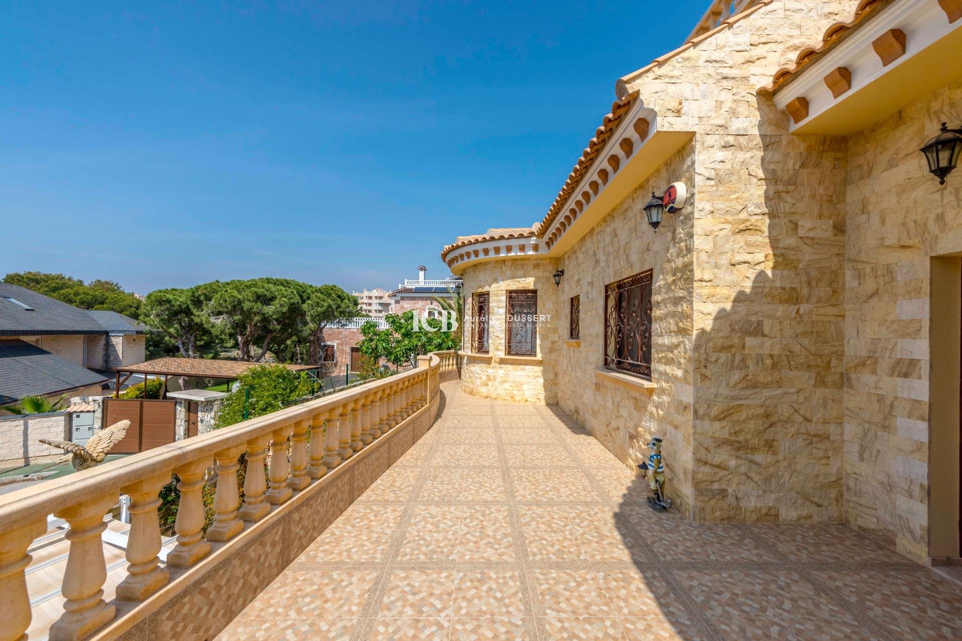 Resale - Villa -
Orihuela Costa - Campoamor