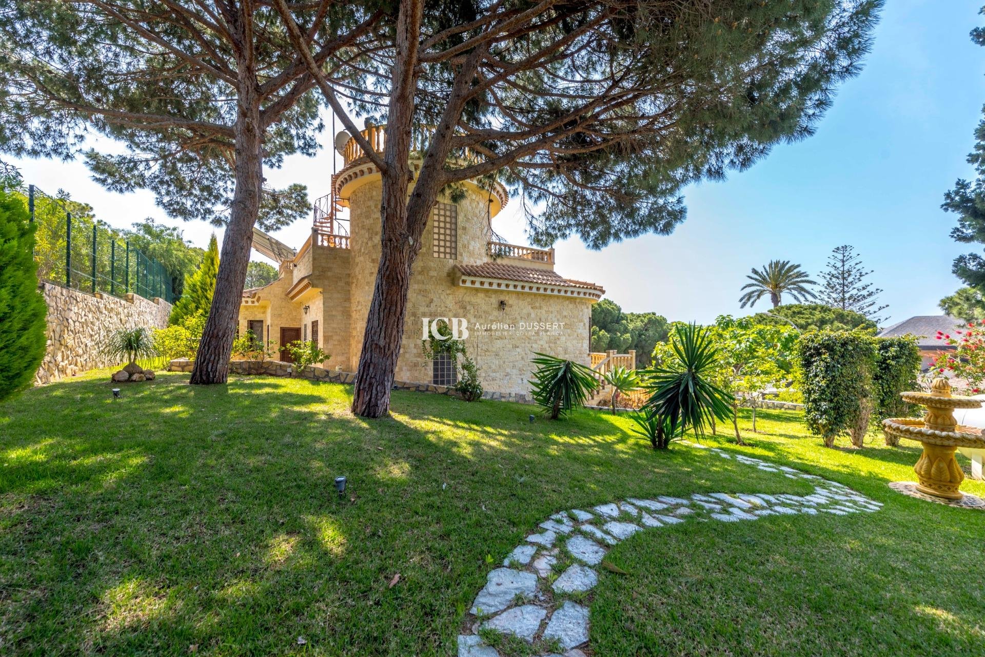 Resale - Villa -
Orihuela Costa - Campoamor