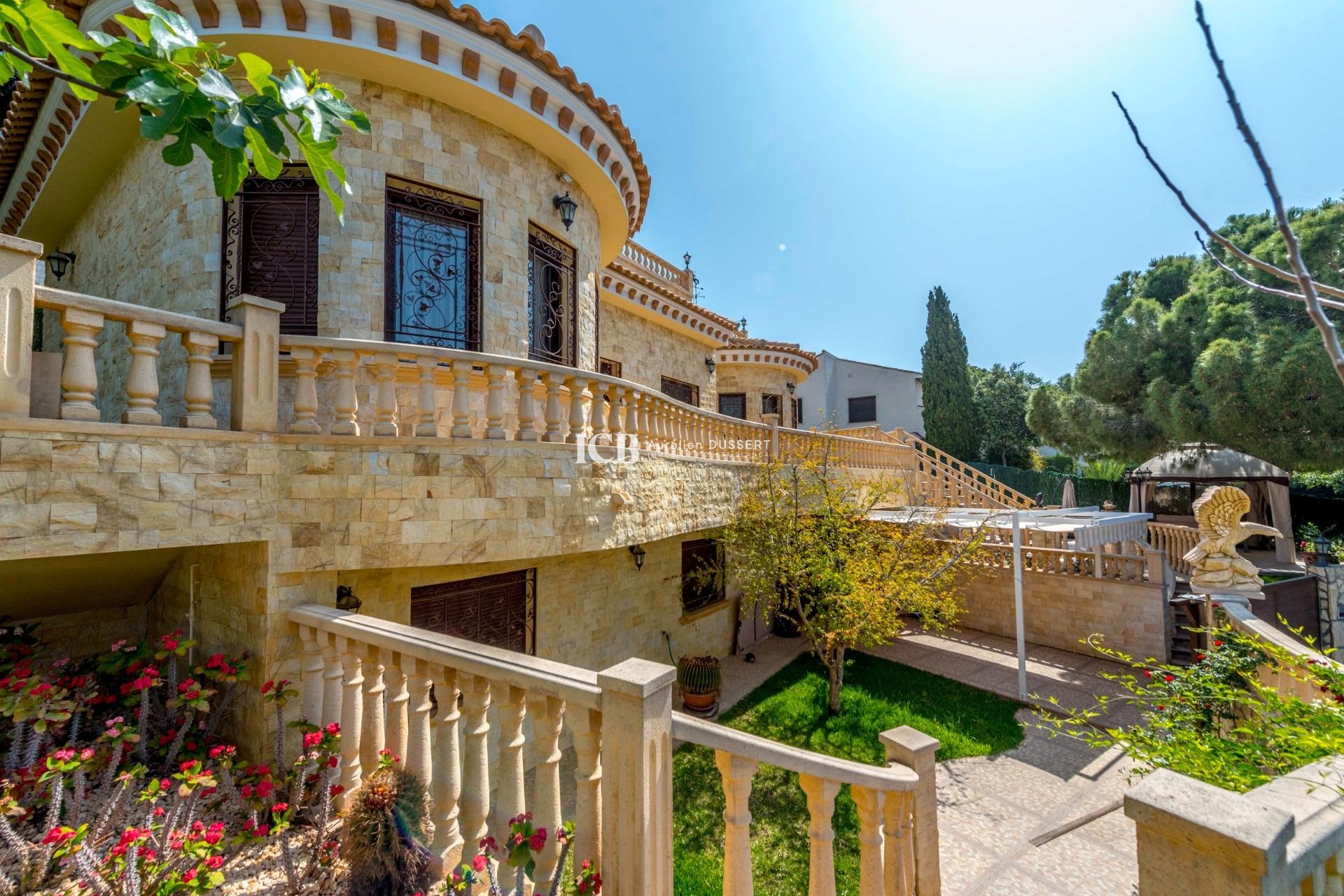 Resale - Villa -
Orihuela Costa - Campoamor