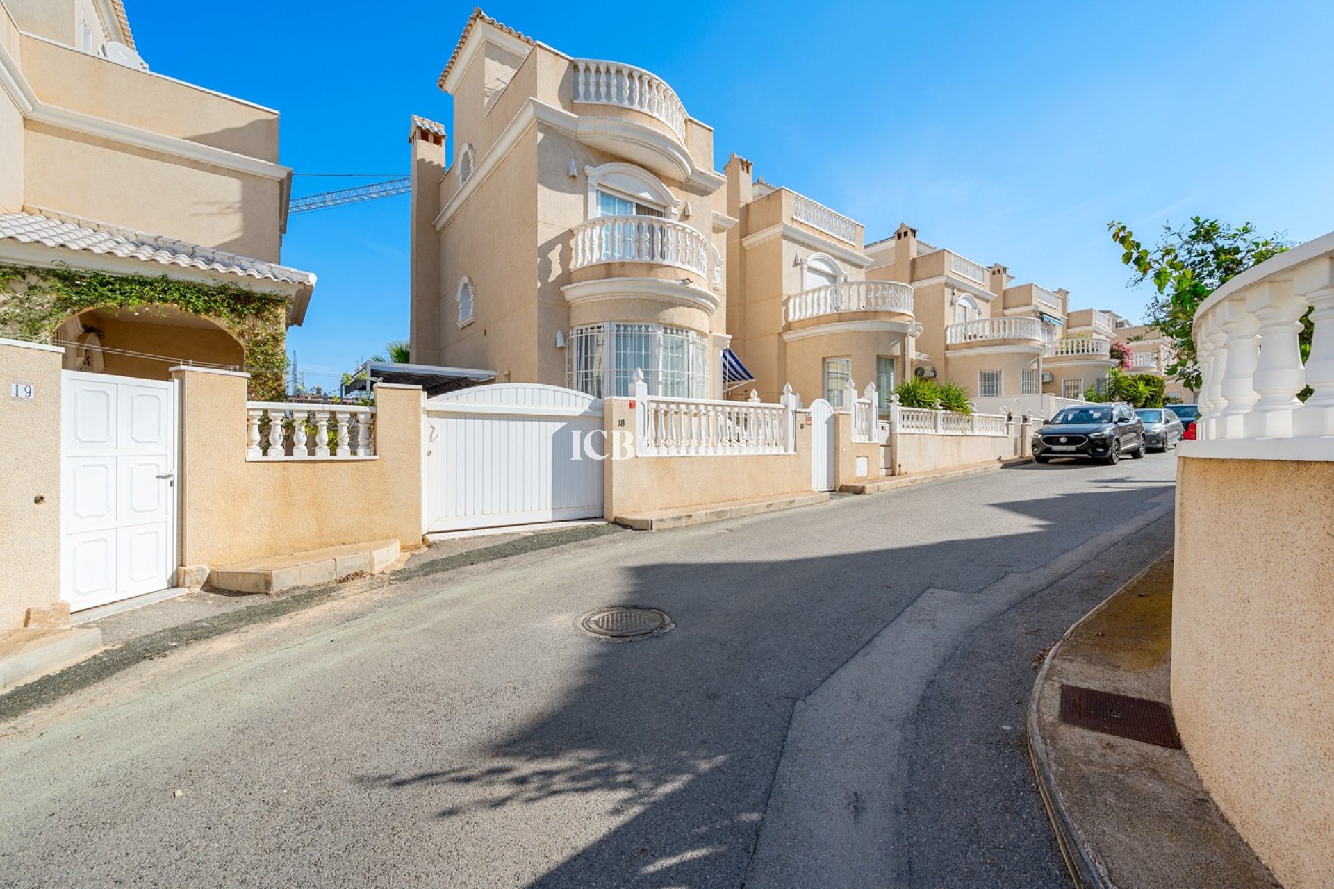 Resale - Villa -
Orihuela Costa - Los Balcones - Los Altos del Edén