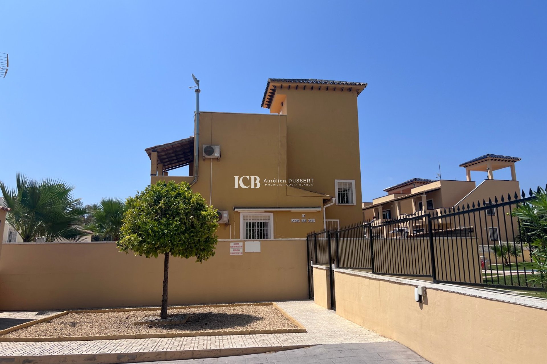 Resale - Villa -
Orihuela Costa - Villamartín