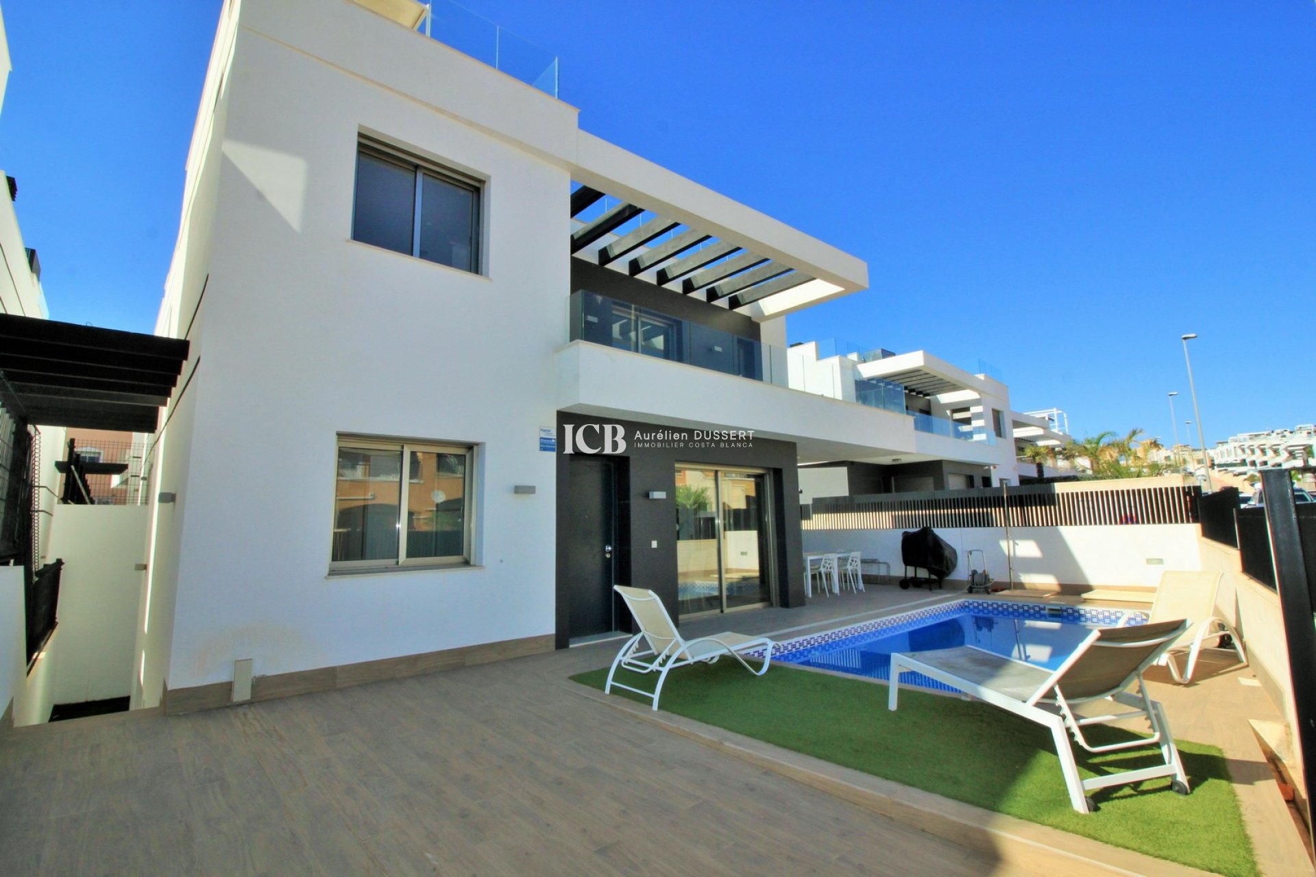 Resale - Villa -
Orihuela Costa - Villamartín