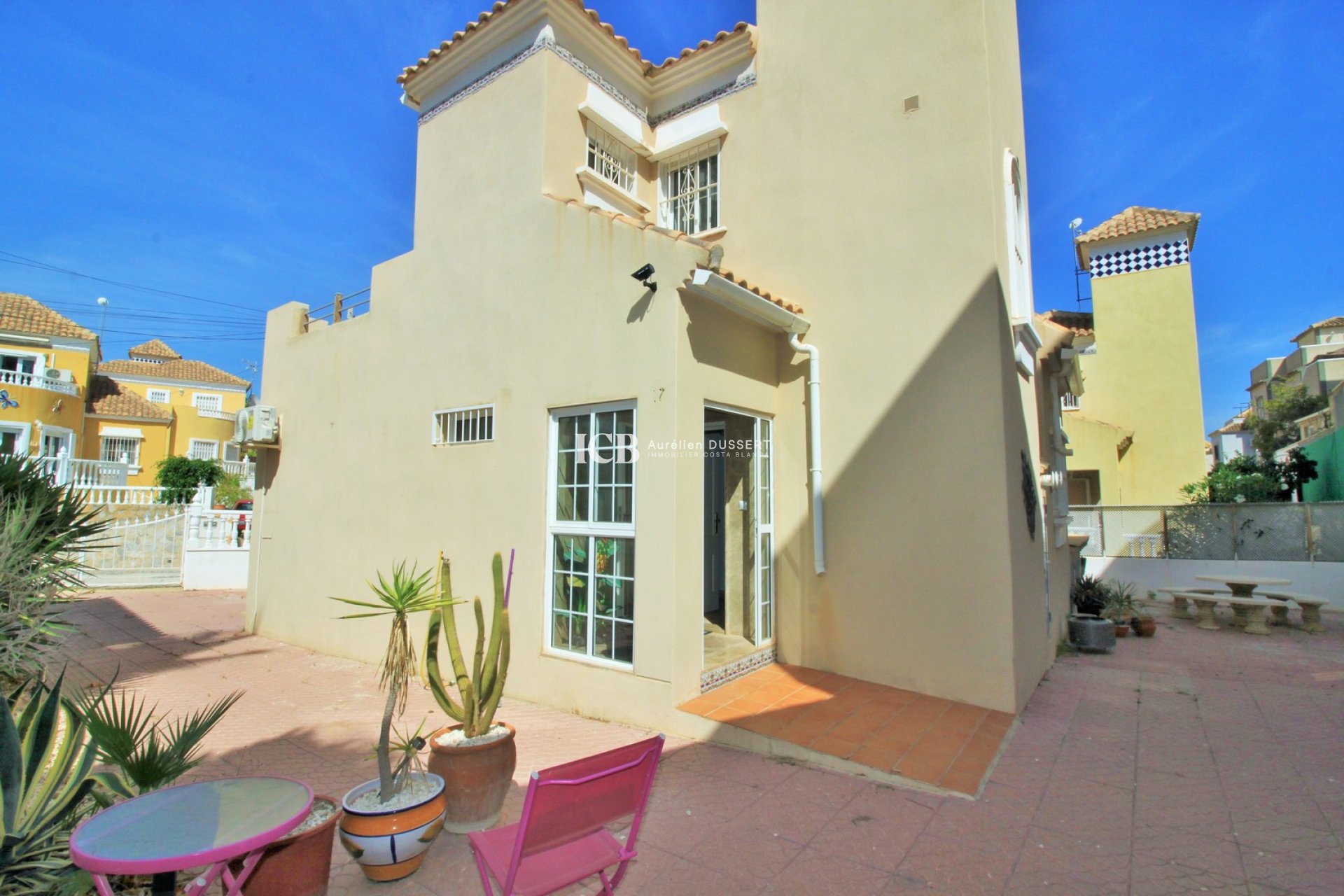 Resale - Villa -
Orihuela Costa - Villamartín