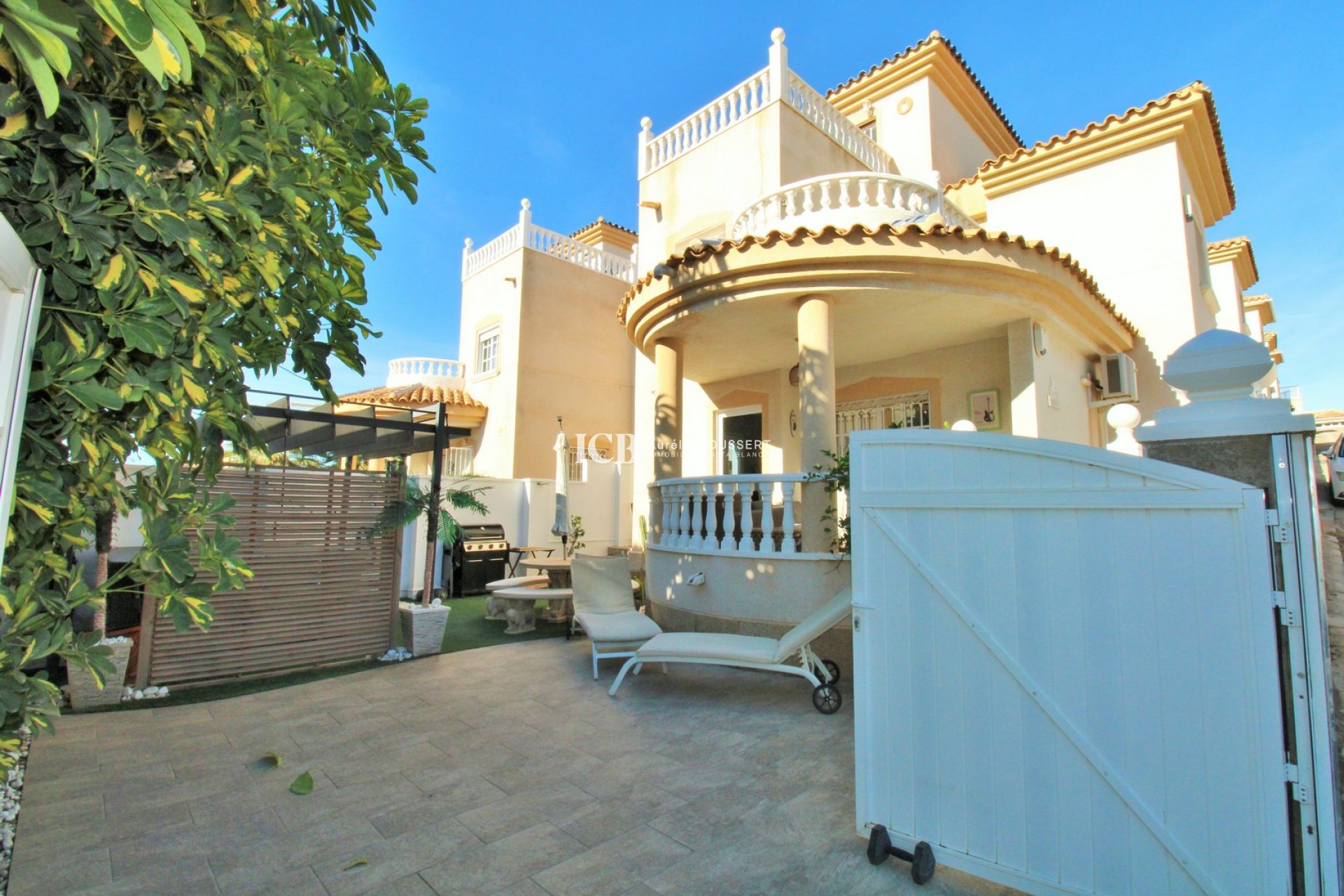 Resale - Villa -
Orihuela Costa - Villamartín