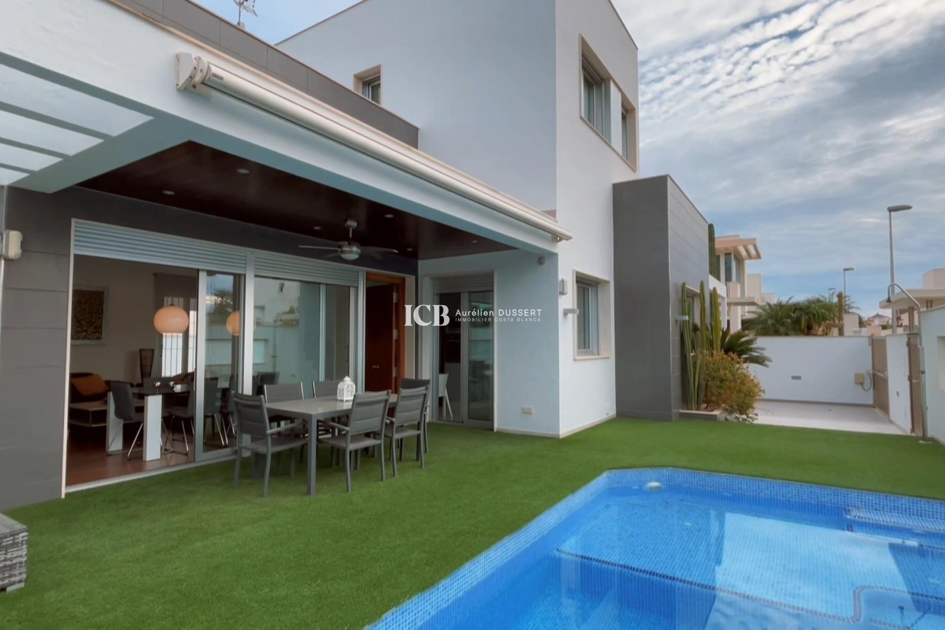 Resale - Villa -
Pilar de la Horadada - Mil Palmeras