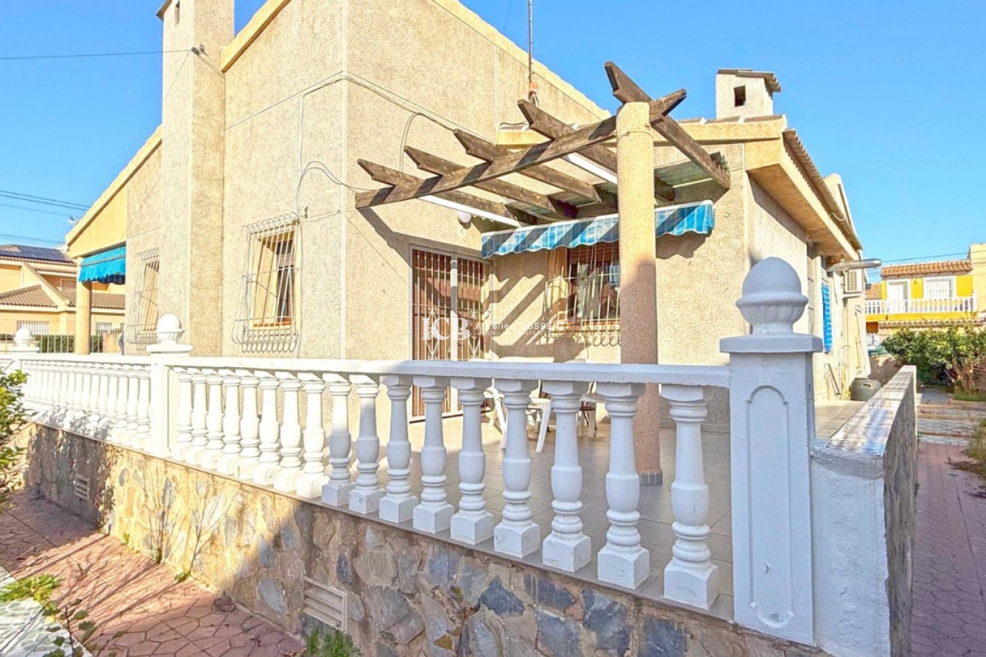 Resale - Villa -
Torrevieja