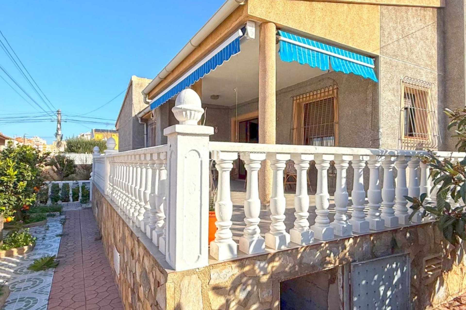 Resale - Villa -
Torrevieja