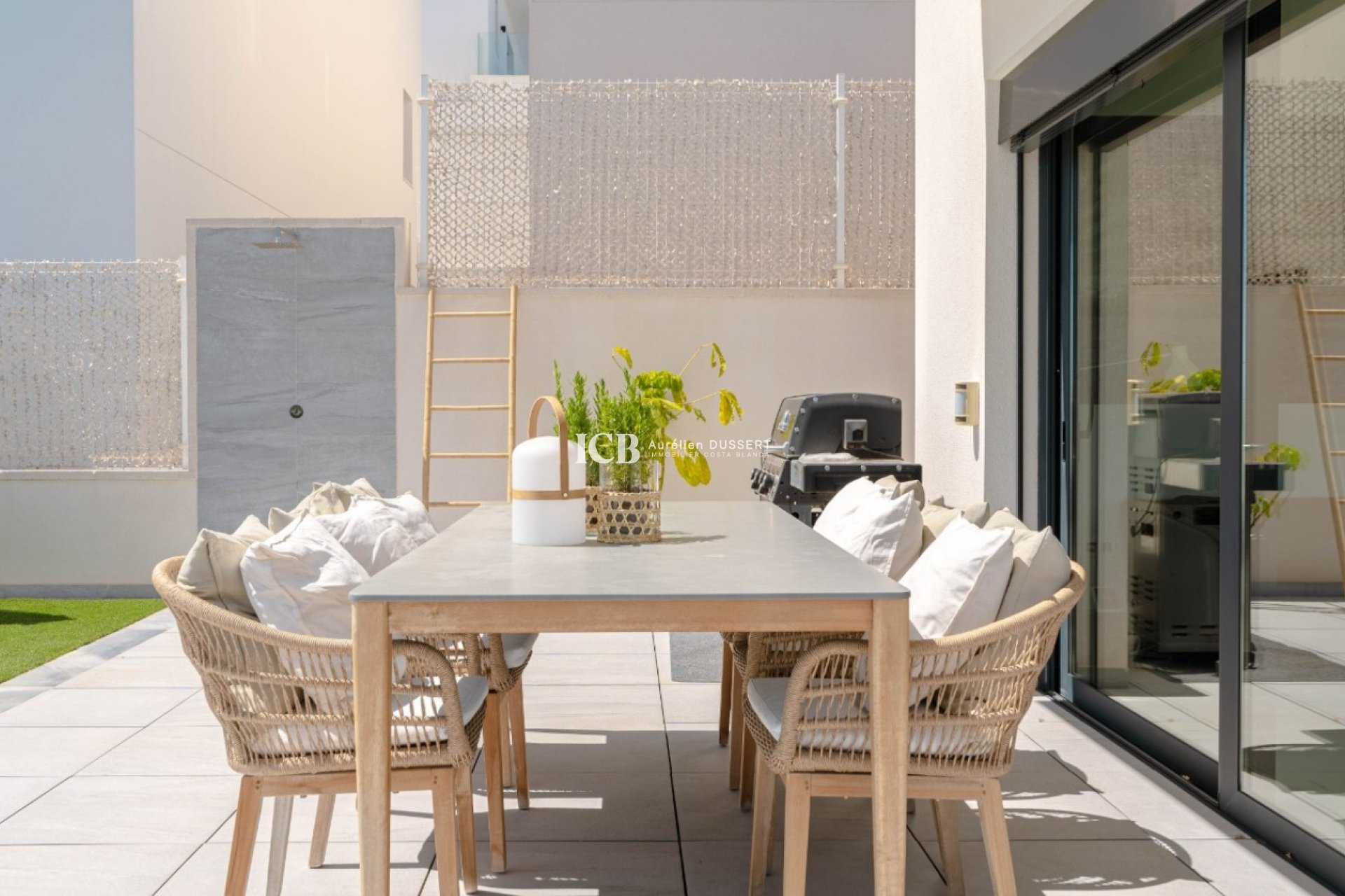 Reventa - Villa -
San Miguel de Salinas - Urbanizaciones