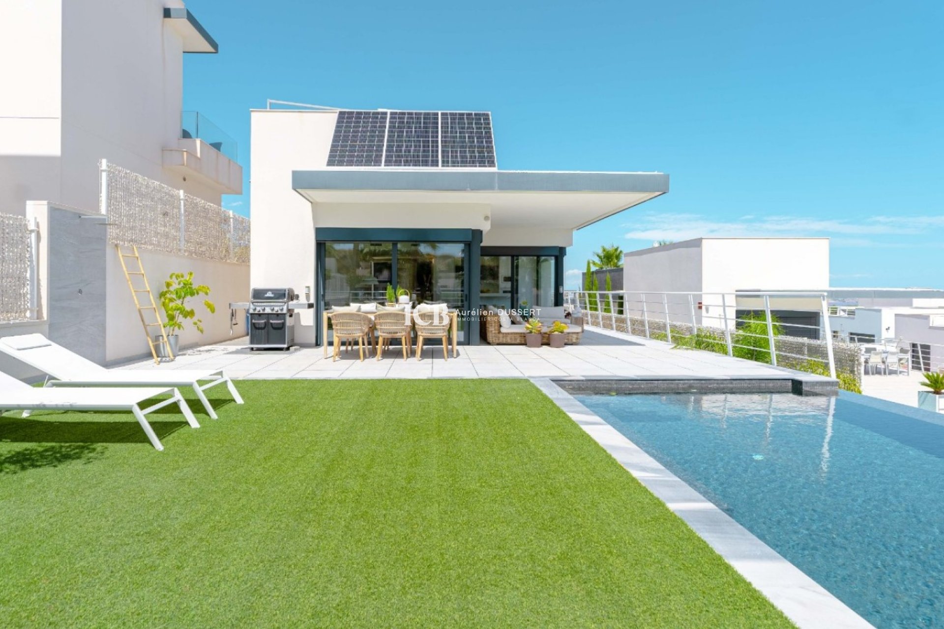 Reventa - Villa -
San Miguel de Salinas - Urbanizaciones