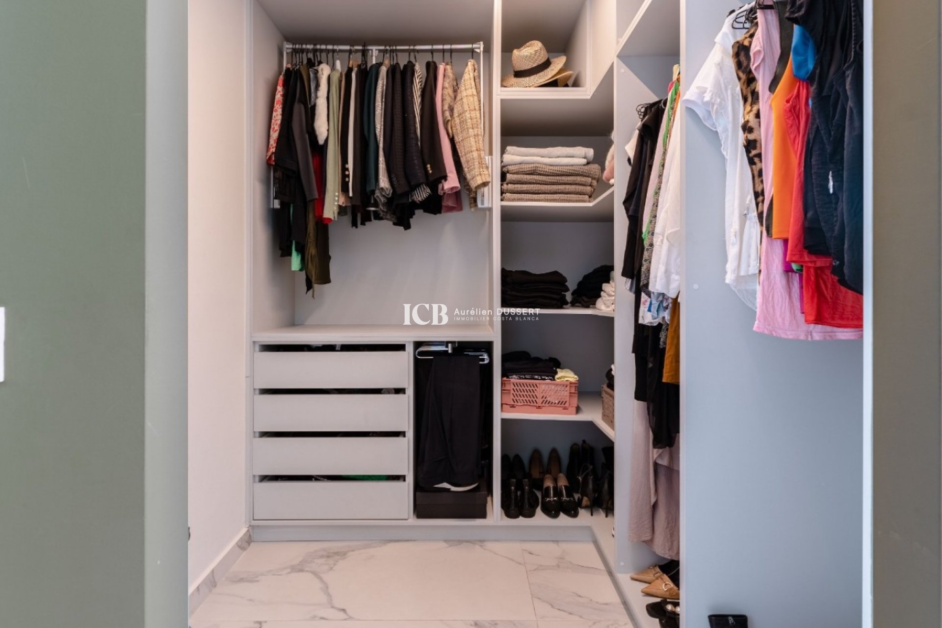 Reventa - Villa -
San Miguel de Salinas - Urbanizaciones