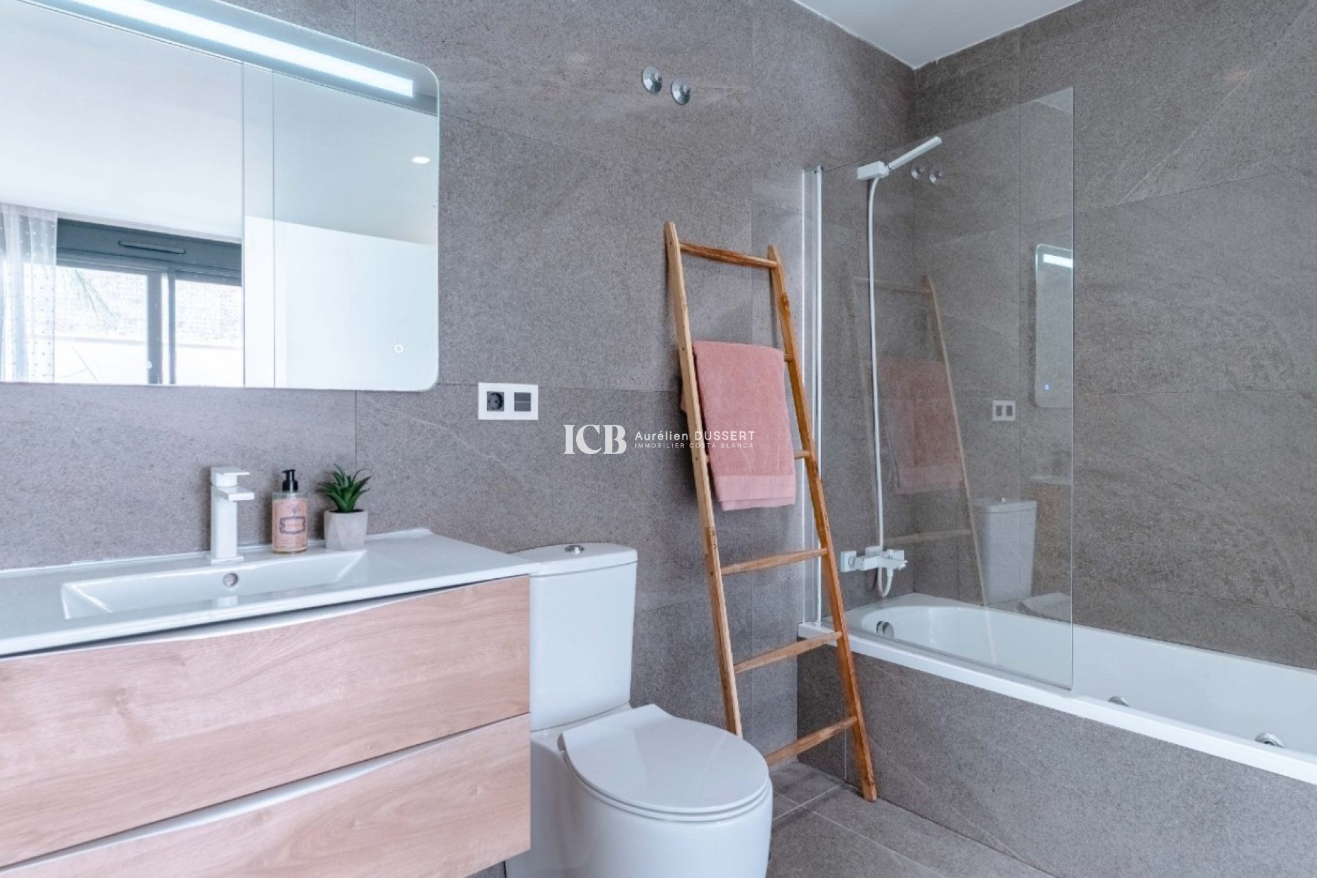 Reventa - Villa -
San Miguel de Salinas - Urbanizaciones