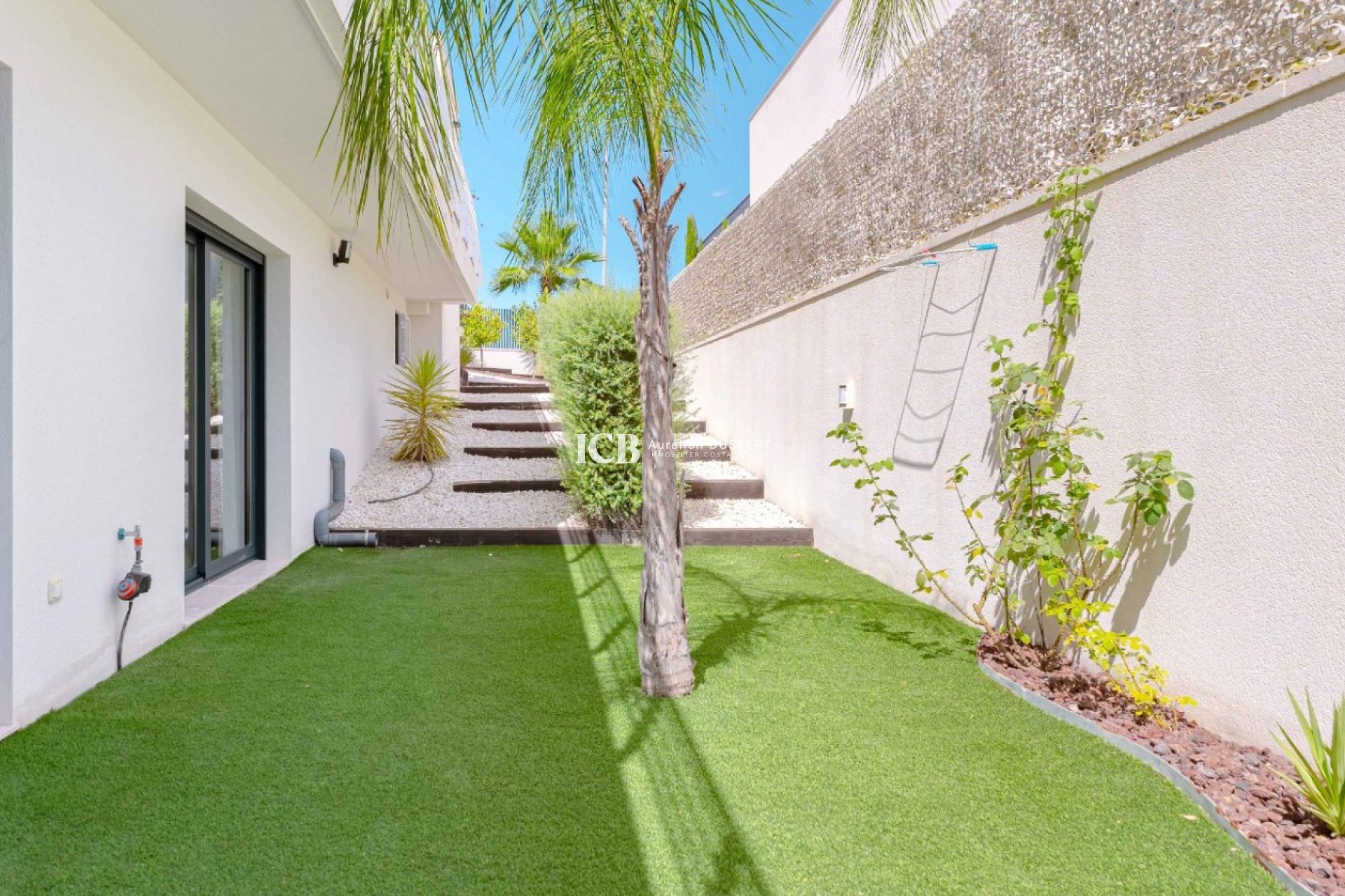 Reventa - Villa -
San Miguel de Salinas - Urbanizaciones