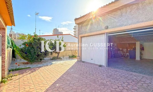 Resale - Villa -
Torrevieja