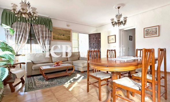 Resale - Villa -
Torrevieja