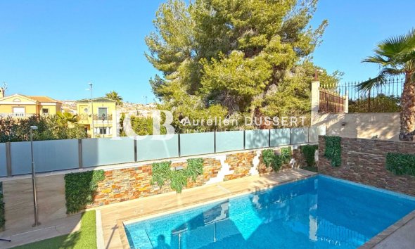 Resale - Villa -
Orihuela Costa - Villamartín