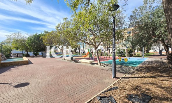 Reventa - Apartamento / piso -
Los Montesinos - Centro