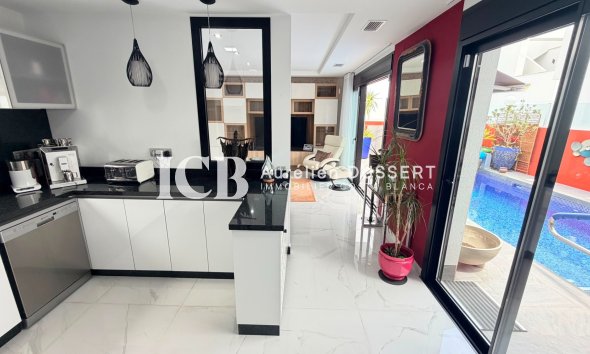 Resale - Villa -
Los Montesinos - La Herrada