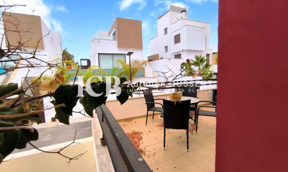 Revente - Maison mitoyenne -
Algorfa